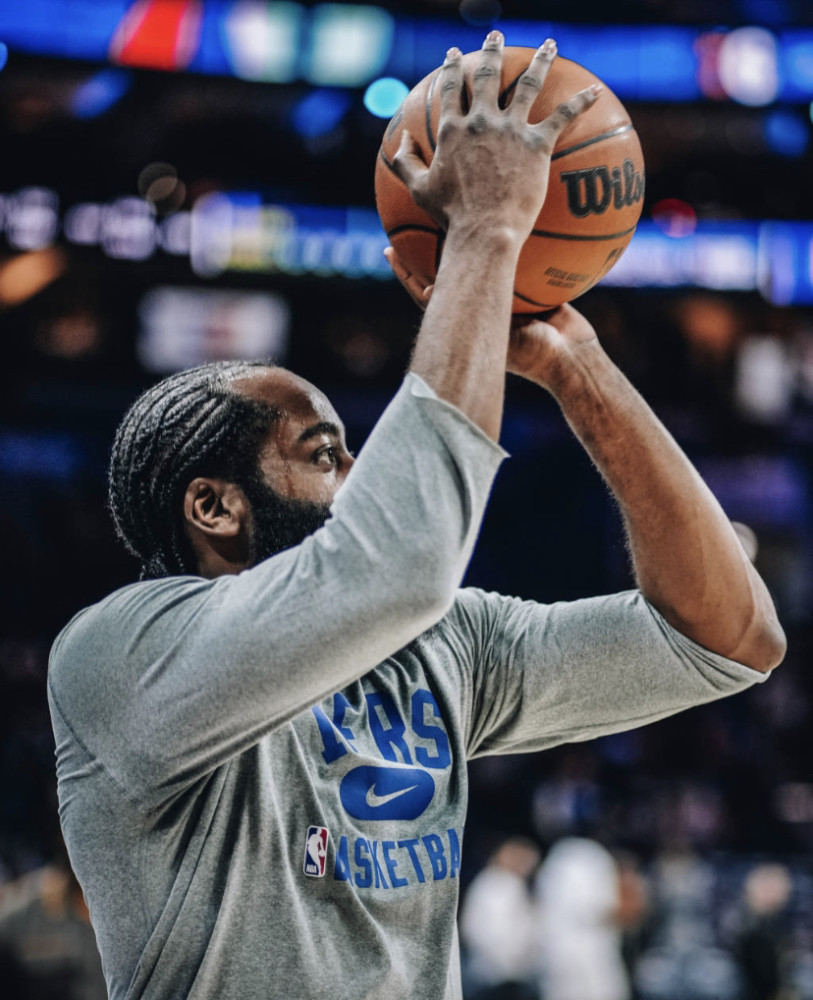 这场比赛恩比德和哈登的投篮都比较低迷,两人的三分球出手都没有命中