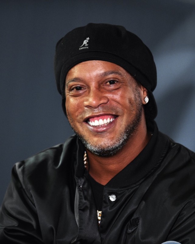 桑巴足球精灵祝罗纳尔迪尼奥42岁生日快乐