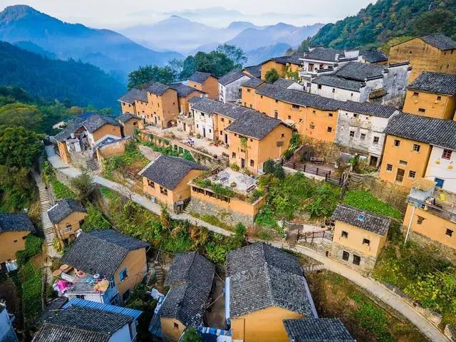 於當地小縣城的一座山腰之中,從建造至今已經有著三百多年的歷史了,這