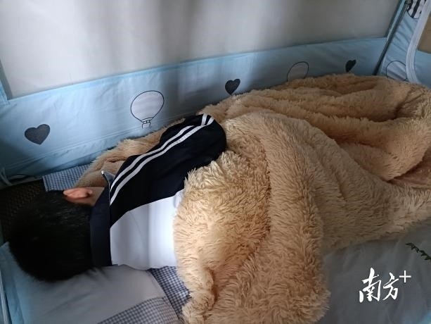 该校小学部每间宿舍占地面积15平方米,设有床铺12张,分为上下铺,宿舍