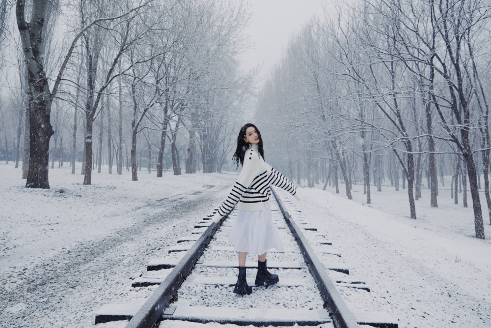 李沁晒雪景写真美照笑容甜美超治愈活泼开朗惹人爱