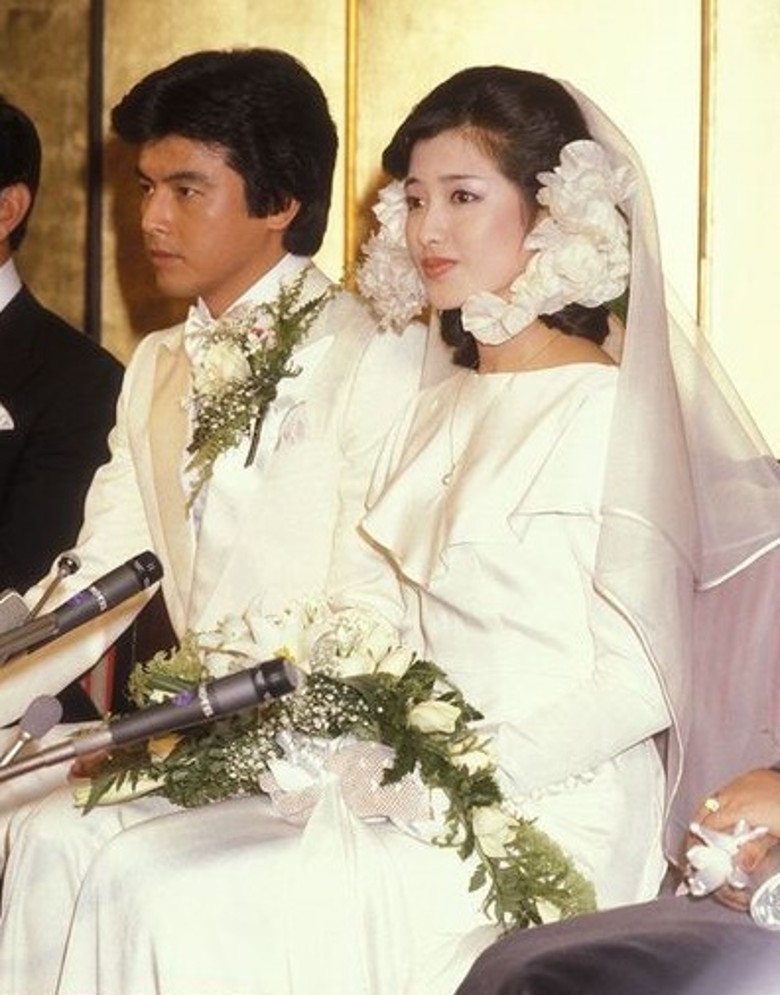 爸爸辈的女神山口百惠升级做奶奶,隐退后再未复出,全家高颜值_腾讯