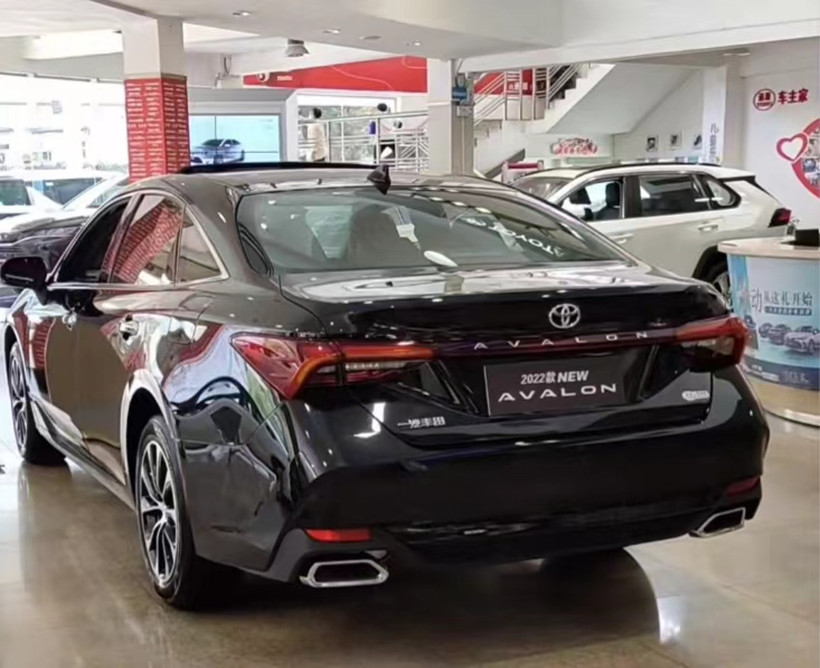 2022款丰田亚洲龙正式进店比迈腾还大外观优雅大气