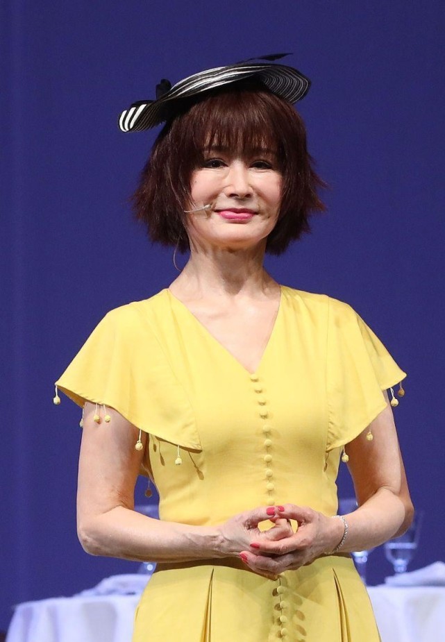 潘迎紫年龄虽然大了,可还是爱穿小姑娘裙子,柠檬黄也能轻松驾驭