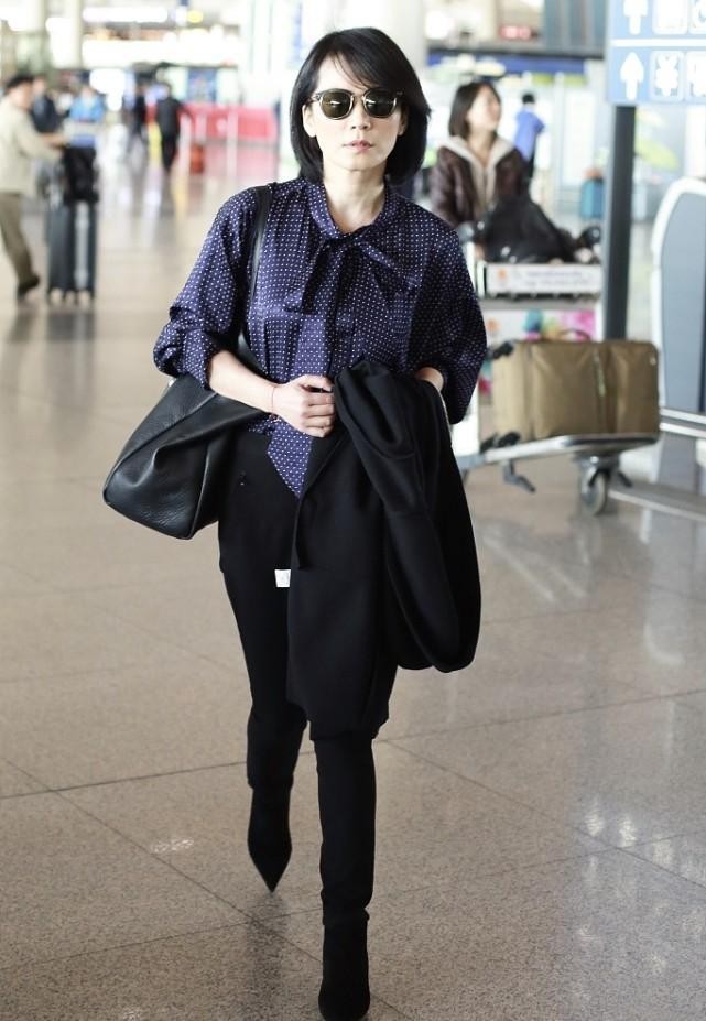 俞飛鴻不僅看着年輕 穿搭也很有個性 保守服裝藏不住好身材 天天看點