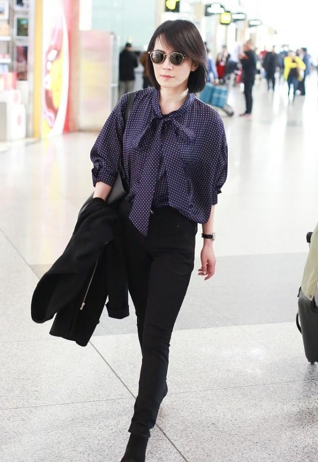 俞飛鴻不僅看着年輕 穿搭也很有個性 保守服裝藏不住好身材 天天看點