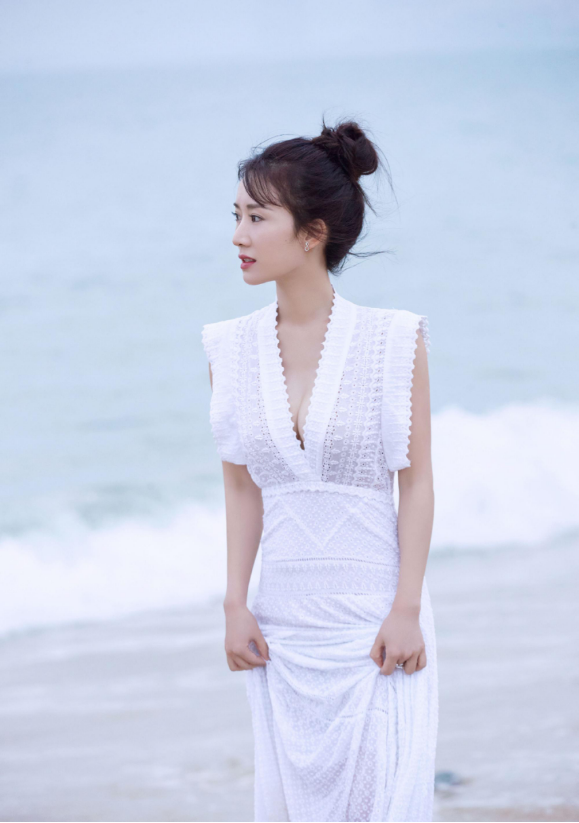 李念穿衣挺有心机的,身材娇小穿大v领的裙子却不违和,很有韵味