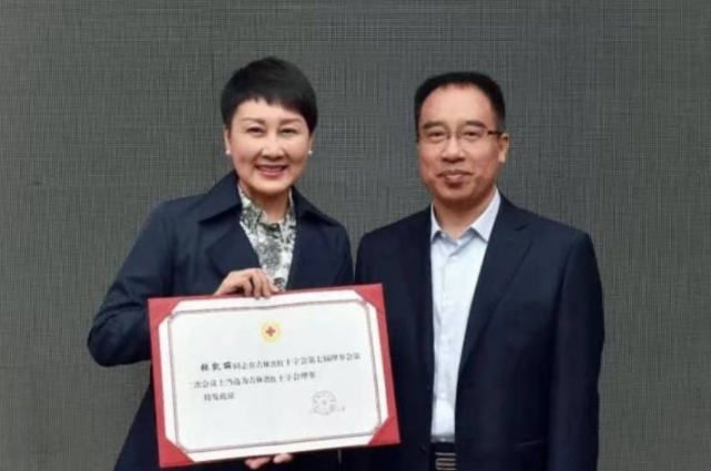 贾玲用"李焕英"名义捐款100万,被网友嫌弃:票房几十亿就捐这点钱?