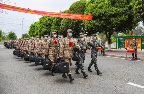 重庆武警新兵身穿21式军装陆续入营