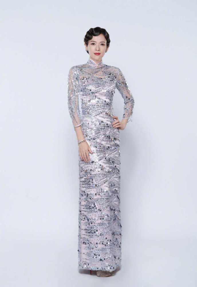 被章子怡的旗袍造型惊艳了,亮片旗袍配复古卷发,优雅高贵
