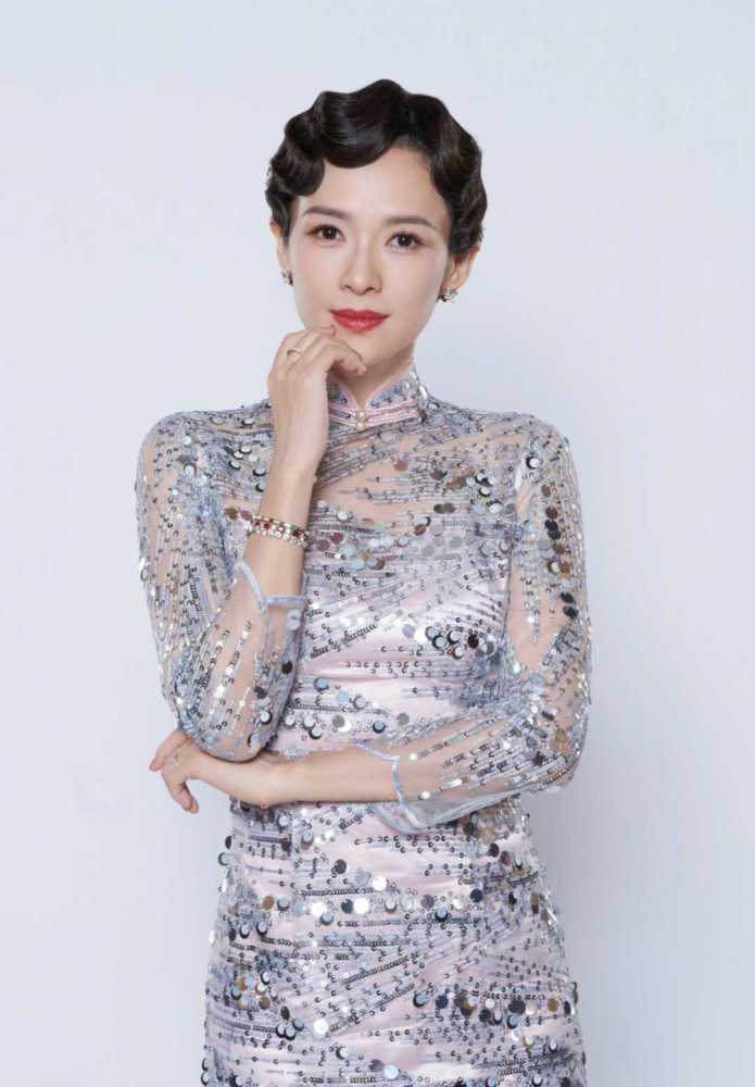 被章子怡的旗袍造型惊艳了,亮片旗袍配复古卷发,优雅高贵