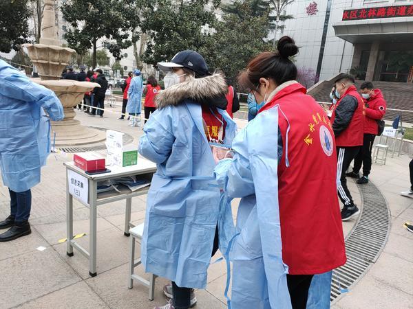 郑州红色志愿者:抗疫一线,你是"倒春寒"里的温暖_腾讯新闻
