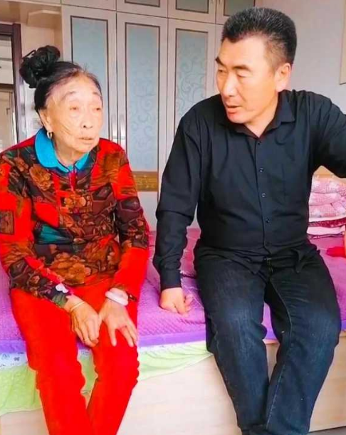 徹底火了85歲馬玉琴收徒徒弟是李玉成小舅子網友學吃軟飯