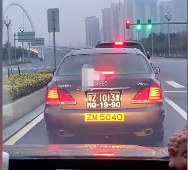 广东一辆皇冠火了,全车挂6块车牌,网友:车主有故事