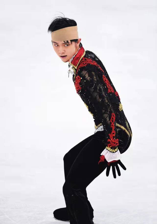 冰上羽衣:那些伴随羽生结弦成长的绝美考斯腾