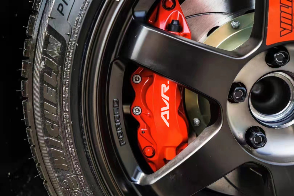 特斯拉model3升级大六活塞刹车卡钳作业_腾讯新闻