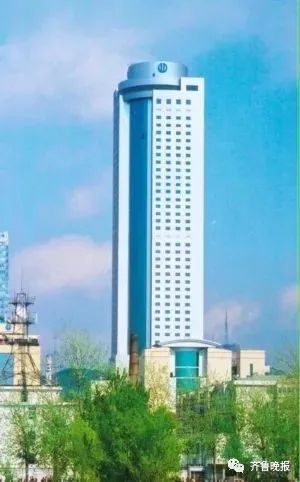 1996年,施工进入尾声的齐鲁饭店因资金链中断而被迫停工.