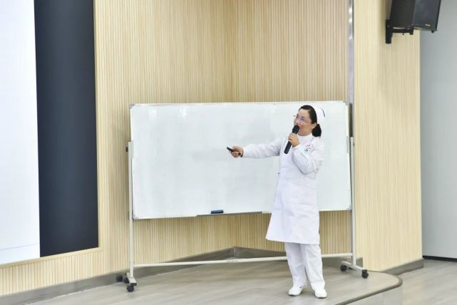 我院护理部组织"以赛促教 学思共进"护士长讲课比赛活动