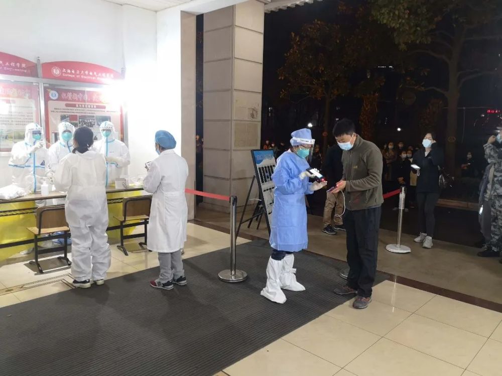 杨浦区委社员,区定海社区卫生中心副主任陈慎(图中穿蓝色防护服者)前