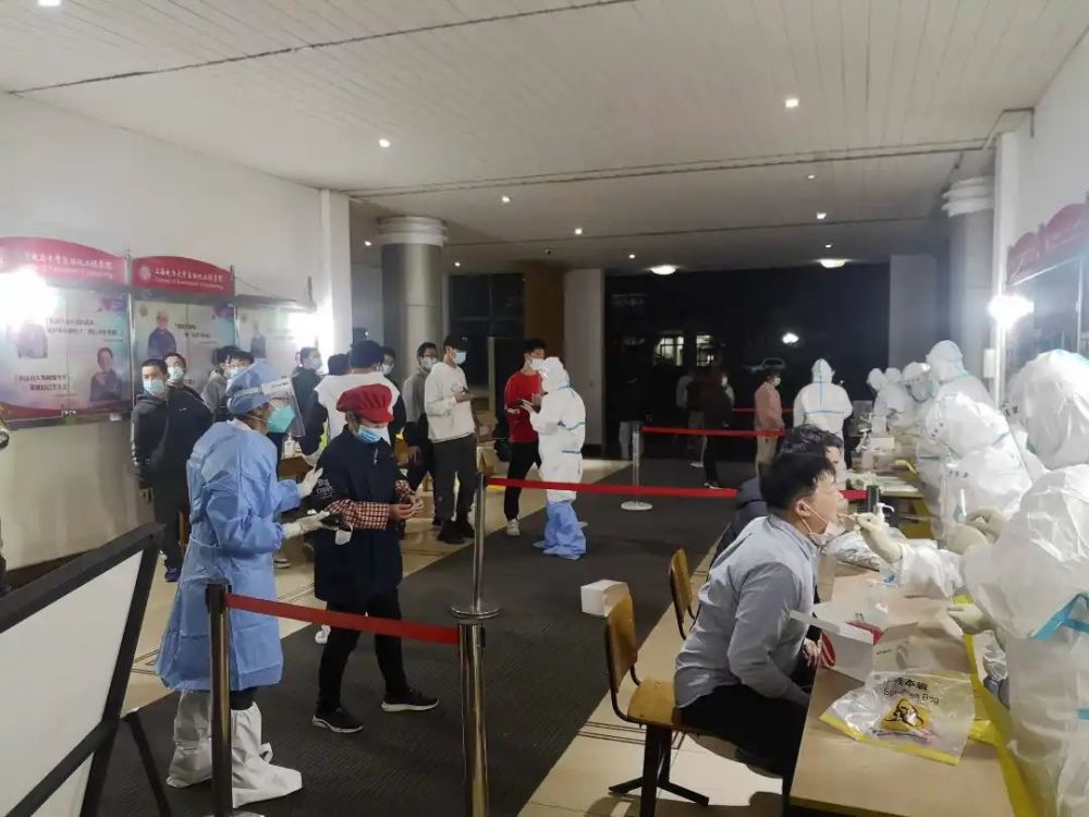 杨浦区委社员,区定海社区卫生中心副主任陈慎(图中穿蓝色防护服者)前