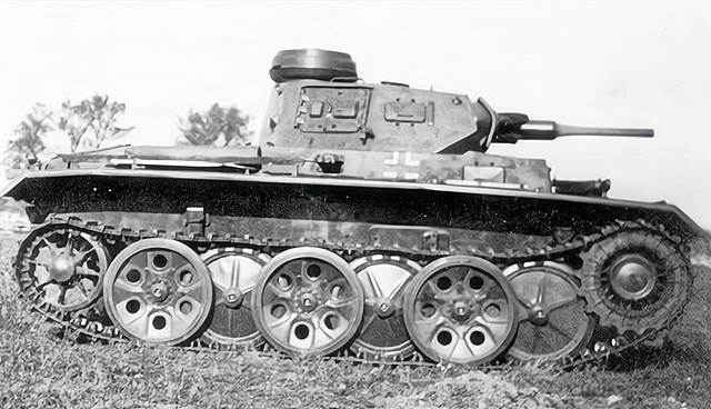 按照德国人在二战前的设想,他们的坦克部队将以二号,四号坦克等作为