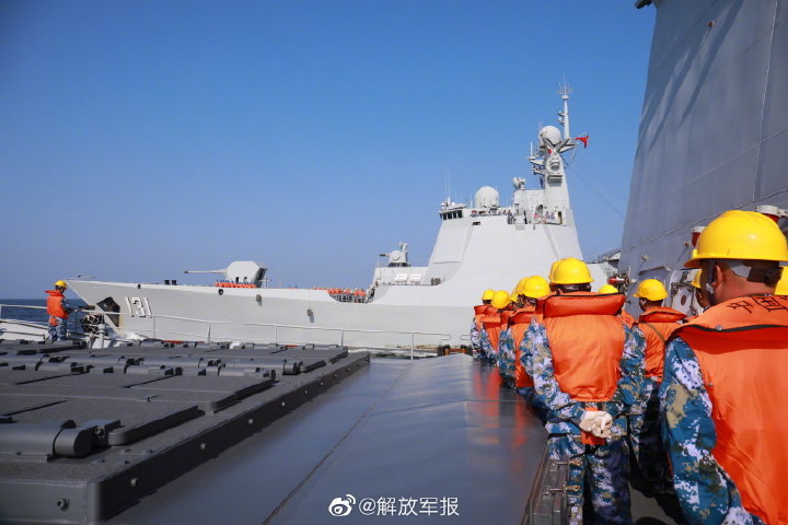 追风逐浪！海军某驱逐舰支队开展实战化训练讨论圣诞节的英语对话