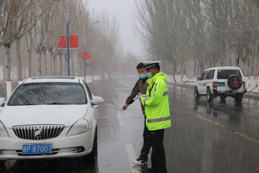 突降大雪阿合奇交警護您一路平安