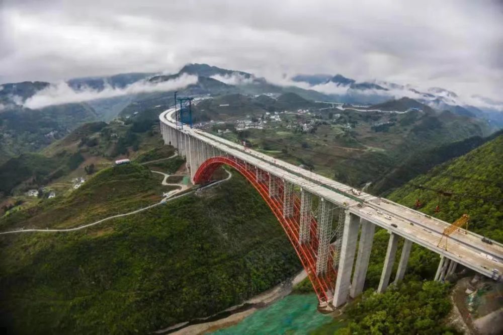 仁遵高速大发渠特大桥桥面顺利合龙