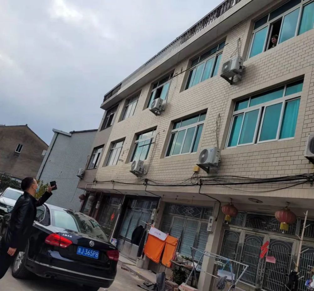 沙柳街道纪工委对各村卡点"小门"管控情况进行督查,重点检查外来人员