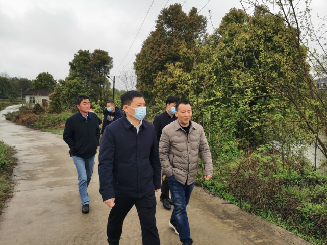 李亚江巡查一道撇洪渠_腾讯新闻