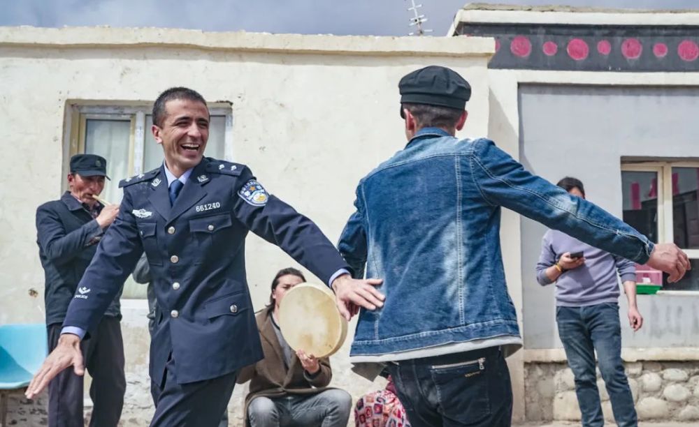 新疆移民管理警察与塔吉克族群众一起迎接帕米尔的春