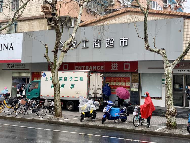 將保供套餐送進小區丨農工商超市要做社區居民隔壁的家