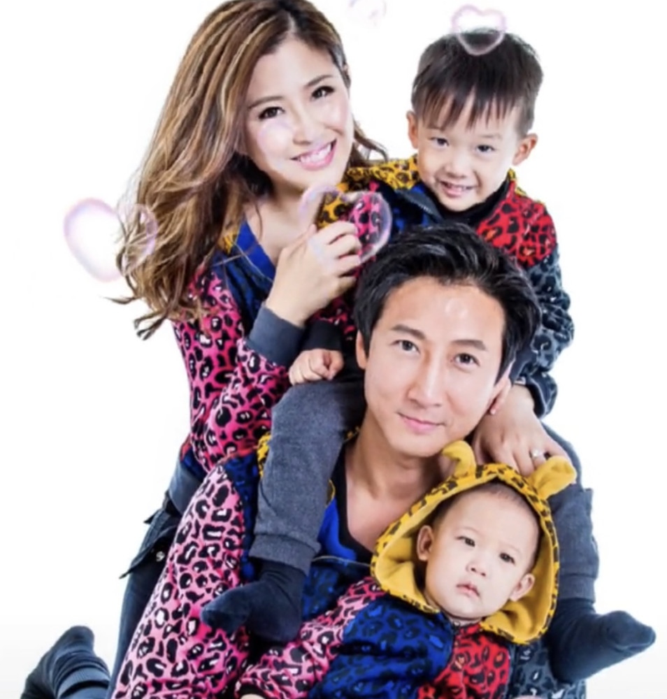 洪金宝儿子庆结婚10周年,洪天明晒全家福秀恩爱,与老婆有夫妻相插图5