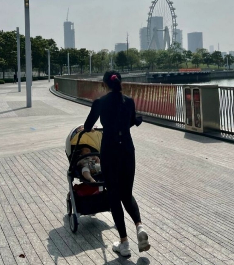 母女俩骑自行车旅游的背影(母女俩骑自行车旅游的背影说说)
