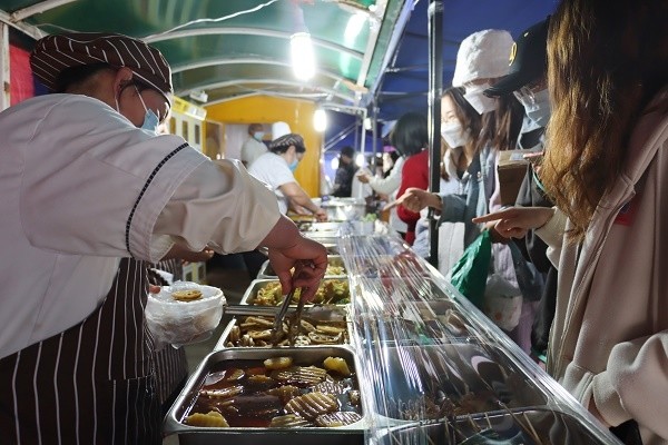 上海体育学院暖心一幕:"抗疫小分队"给食堂叔叔阿姨带来按摩服务