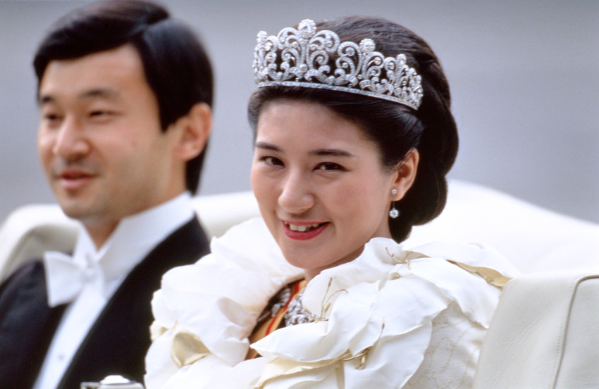 在他出生前,两房都没有男性子嗣,皇室想说服两位王妃再生孩子,但是雅