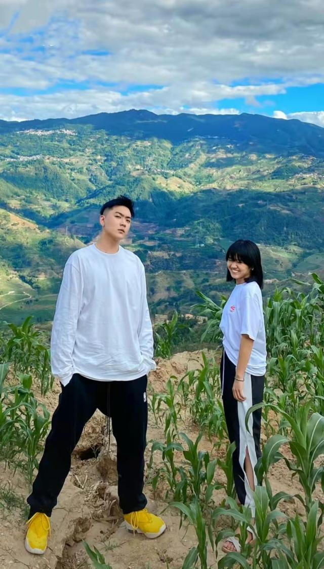 评论区中更是一片和谐之声,有夸赞妹妹身高长的快的,也有夸赞崔晋是个