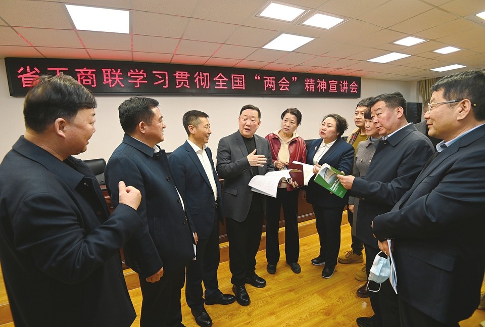 全国人大代表郝旭刘正为民营企业家宣讲全国两会精神既要埋头拉车也要