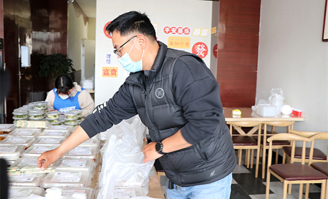 超暖心爱心餐馆为一线抗疫人员免费送餐