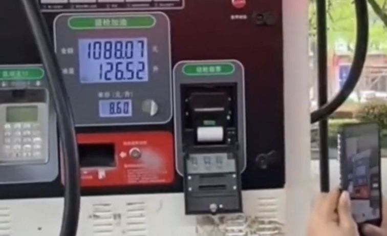油价上涨，丰田一箱油加了1088元创纪录！加油员掏手机拍照纪念少将到中将要几年