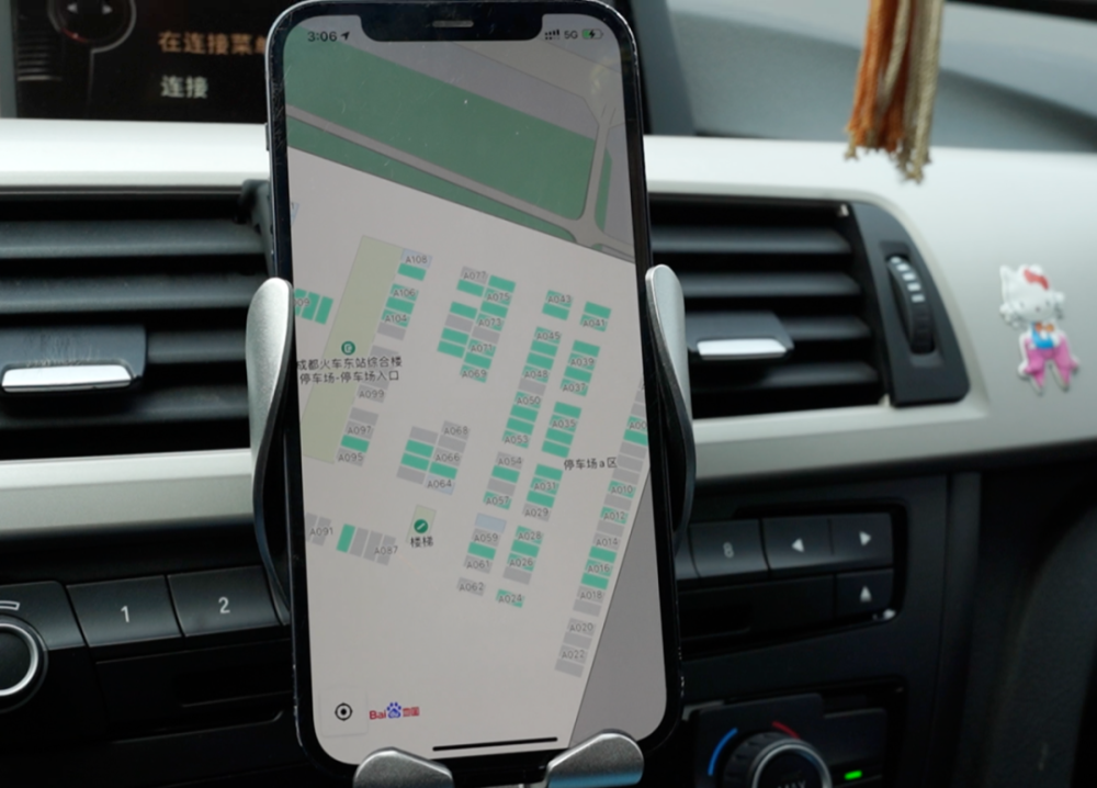 "在软件页面,可以看到东客站停车场实时的空车位情况,你可以由此决定
