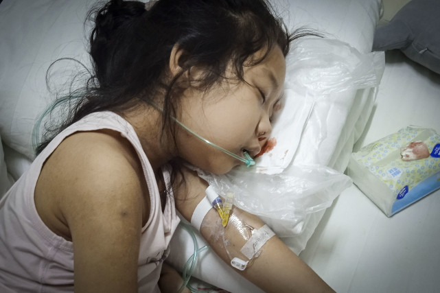 7岁女孩与肿瘤抗争4年后再患重症,医生给出治疗方案,父亲傻眼了