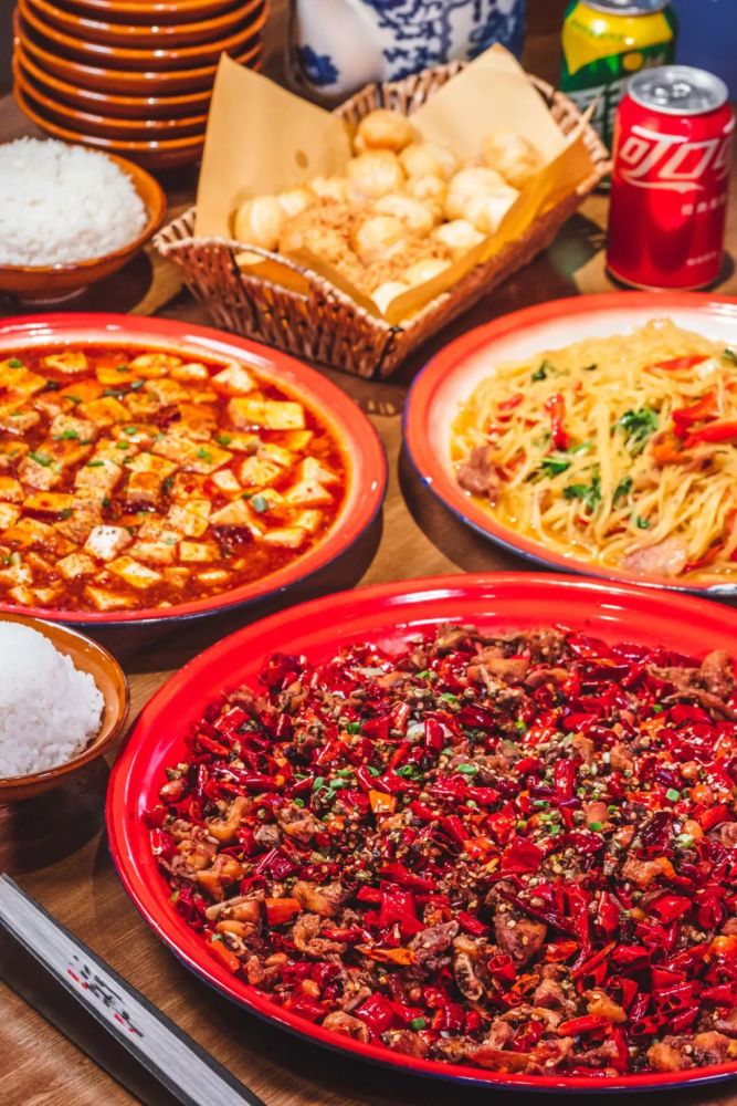 人均35元地道川菜先启半步颠小酒馆邀你开启热辣江湖