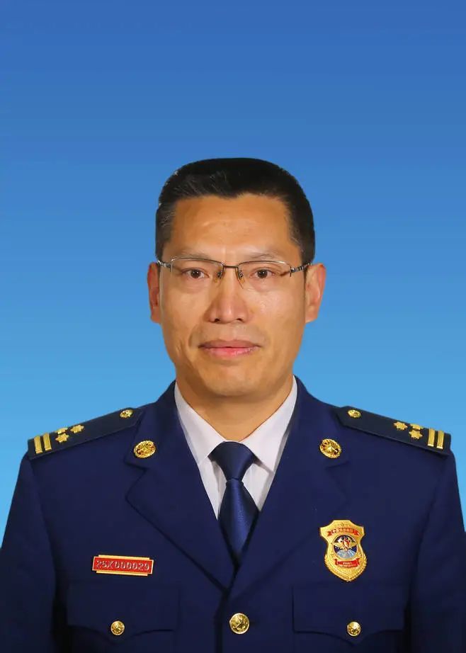 云南省消防救援总队防火监督处处长刘彬主持人介绍《彩云直播间》用