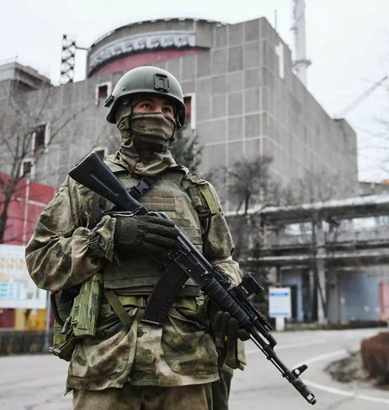 中正在对已经占领的乌克兰核电站执行警戒任务的俄罗斯国民近卫军士兵