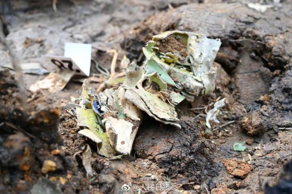 现场直击东航坠机核心区遍地飞机残骸搜救仍在紧张进行联合国多国驻华