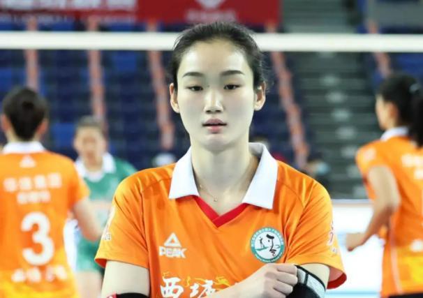 确实,颜妮退役令中国女排主力副攻出现了空缺,可这真的是刘雨的机会吗