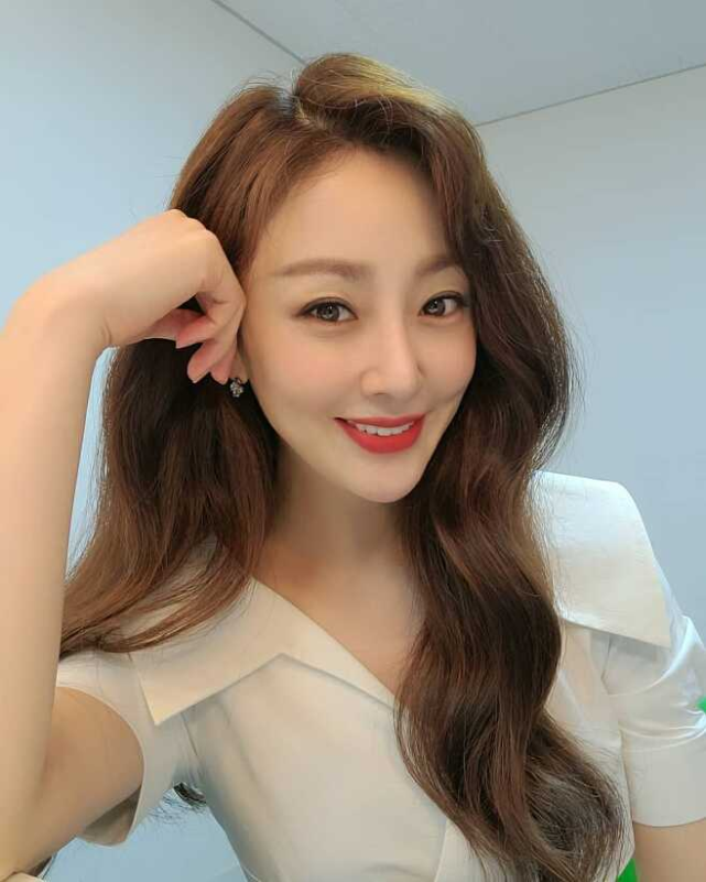 同男友公开恋爱22年不结婚,韩国女星吴娜拉独特的爱情观