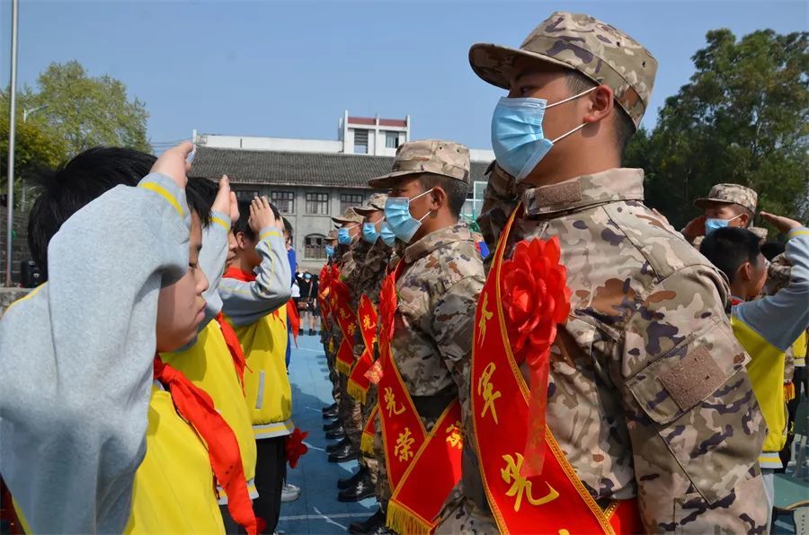 入伍的新兵表示祝贺,向支持国防建设,积极送子参军的军属表达崇高敬意