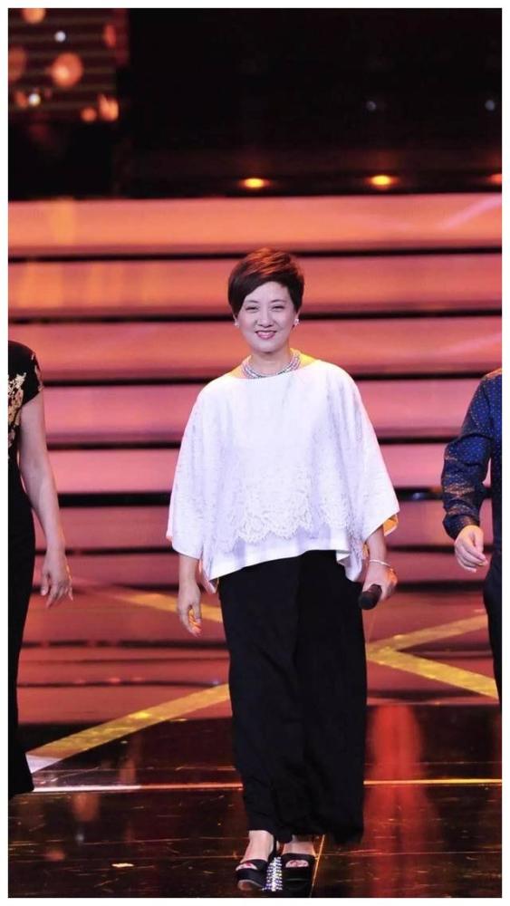 邓婕探班张国立64岁素颜还不见老张国立佝偻驼背老态更真实